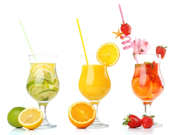 Освіжаючі фруктові коктейлі ізольовані на білому — стокове фото