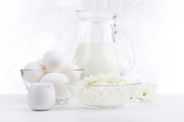 Вкусные молочные продукты на деревянном столе — стоковое фото