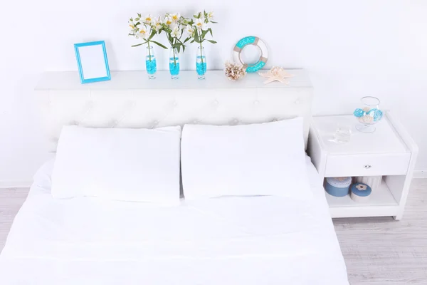 Cómoda cama blanda en la habitación —  Fotos de Stock
