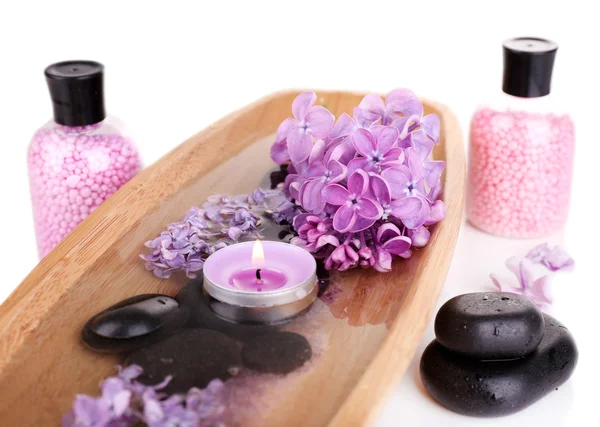 Sammansättning med spa-behandling, trä skål med vatten, handduk och lila blommor, isolerad på vit — Stockfoto