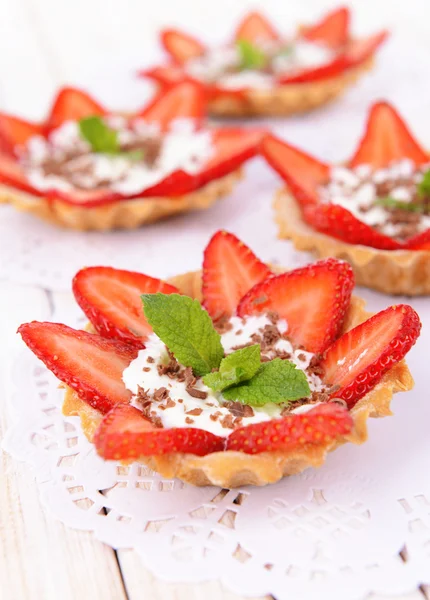 Leckere Törtchen mit Erdbeeren auf dem Tisch aus nächster Nähe — Stockfoto