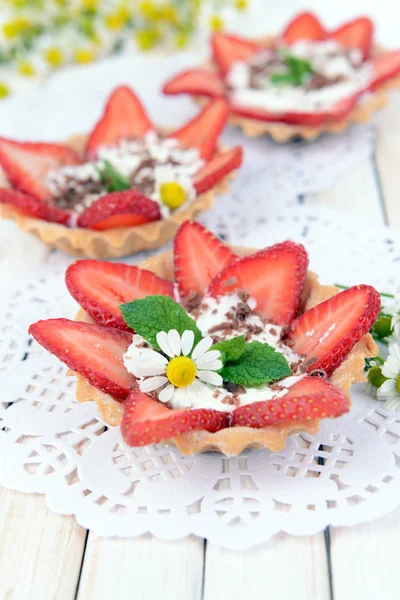 Sabrosos tartaletas con fresas en primer plano de la mesa — Foto de Stock