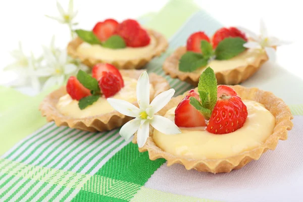 Leckere Törtchen mit Erdbeeren auf dem Tisch aus nächster Nähe — Stockfoto