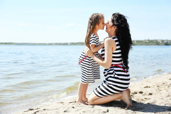 Feliz mamá y su hija. Caminar por la playa —  Fotos de Stock
