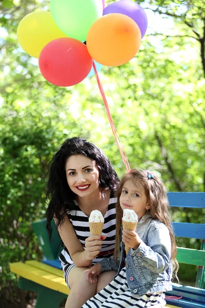 Feliz mamá y su hija. Caminar por el parque verde —  Fotos de Stock