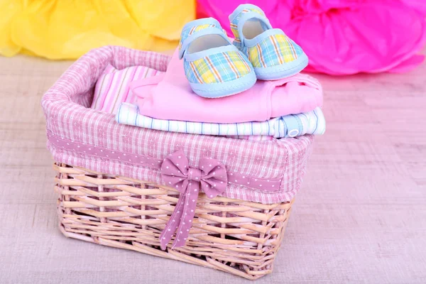 Детская одежда в корзине на полу в номере — стоковое фото