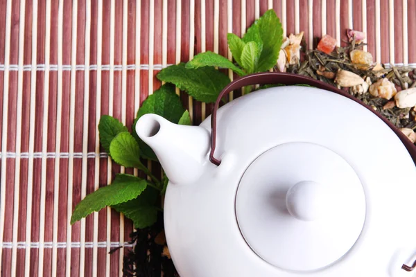 Infusão de chá floral natural de ervas com flores secas e ingredientes de ervas, em fundo de tapete de bambu — Fotografia de Stock