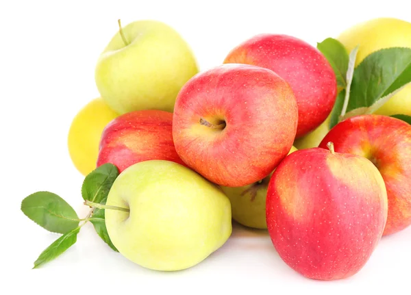 Manzanas dulces maduras con hojas, aisladas en blanco —  Fotos de Stock