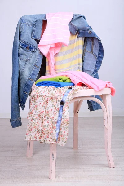 Kläderna på stolen på grå bakgrund — Stockfoto