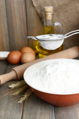 ahşap arka plan masaya kase içine Un Eleme