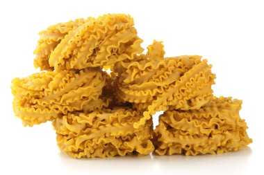 ham ev yapımı makarna, üzerinde beyaz izole