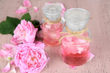 gestegen olie in fles op een houten achtergrond kleur