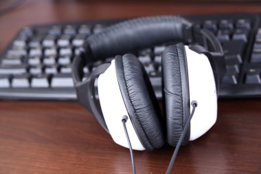 ahşap Resepsiyon arka plan üzerinde kulaklık ve klavye yakın çekim