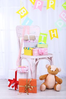 odasındaki birçok doğum günü hediyeleri
