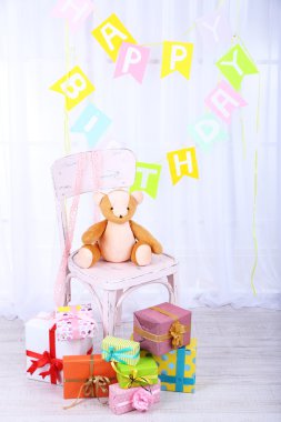 odasındaki birçok doğum günü hediyeleri