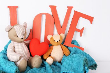 Dekoratif harf kelime aşk duvar arka plan üzerinde oyuncak ayı ile şekillendirme