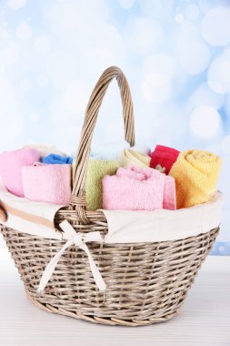 sepeti masaya parlak arka plan üzerinde renkli havlu