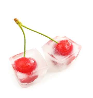 buz küp üzerinde beyaz izole kiraz