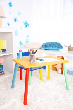 parlak tablo olan çocuklar için modern oyun odası