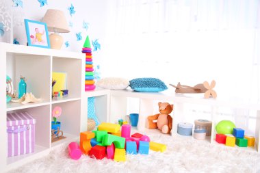 Çocuk odasında renkli plastik oyuncaklar