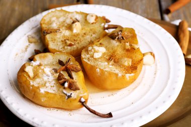 Tepside tepsi, renk ahşap zemin üzerine şurubu ile pişmiş armut