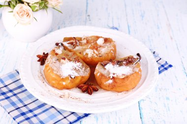 Renk ahşap arka plan üzerinde plaka üzerinde şurubu ile pişmiş armut