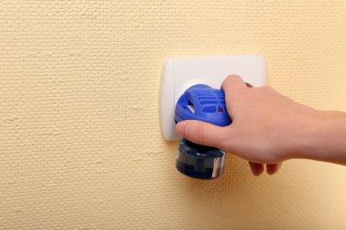 Sivrisinek fumigator tutan el