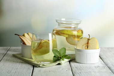 Sangria içmek cam ve ahşap zemin üzerine kavanoz