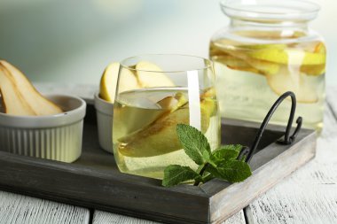 Sangria içmek cam ve ahşap zemin üzerine kavanoz