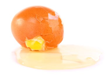 Kırık yumurta beyazda izole edilmiş