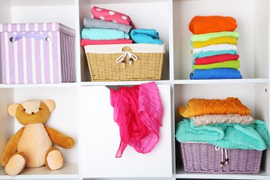 Giysi rafları yakın çekim