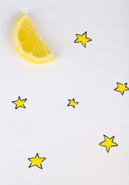 Limon dilimi ile güzel natürmort kompozisyon. Gıda sanat kavramı. Beyaz izole