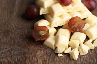 çikolata bar kırık beyaz ve renkli ahşap zemin üzerinde taze üzüm