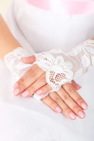 Handschoenen op handen van bruid, bruiloft close-up — Stockfoto