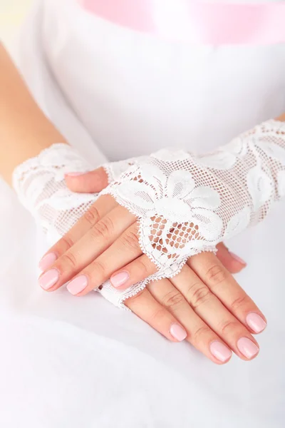 Gants de mariage sur les mains de la mariée, gros plan — Photo