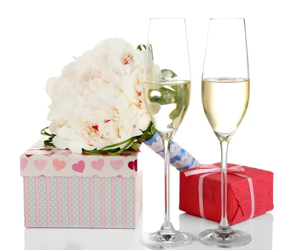 Όμορφη γαμήλια ανθοδέσμη, ποτήρια κρασιού και δώρου που απομονώνονται σε λευκό — Φωτογραφία Αρχείου