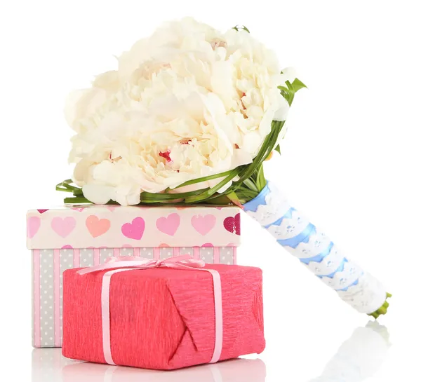 Hermoso ramo de boda y caja de regalo aislado en blanco — Foto de Stock