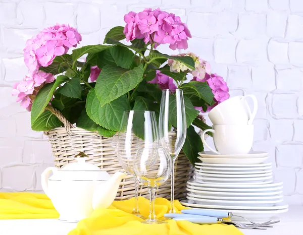 Hortênsias floridas e utensílios na mesa sobre fundo de parede cinza — Fotografia de Stock