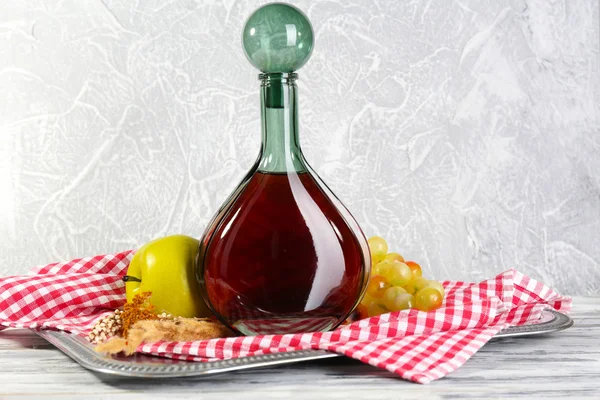 Bela vida morta com garrafa de vinho — Fotografia de Stock