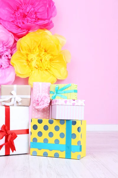 Viele Geburtstagsgeschenke im Zimmer — Stockfoto