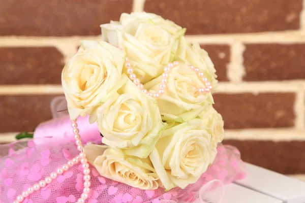 Bellissimo bouquet da sposa con rose su mattoni sfondo della parete — Foto Stock