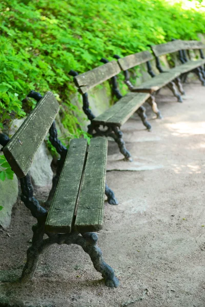 Panche di legno al parco — Foto Stock