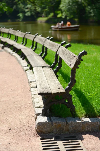 Dřevěné lavičky v parku — Stock fotografie