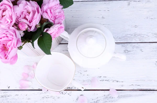 Reggeli tea teáskanna friss rózsaszín kerti Rózsa-színű fából készült háttér — Stock Fotó