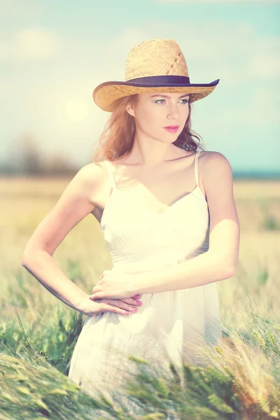 Beautiful young woman in field — Stock Photo, Image