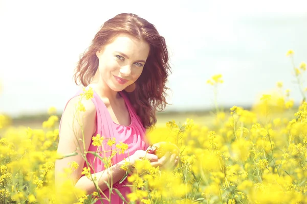 Bella giovane donna con ciliegie in campo — Foto Stock