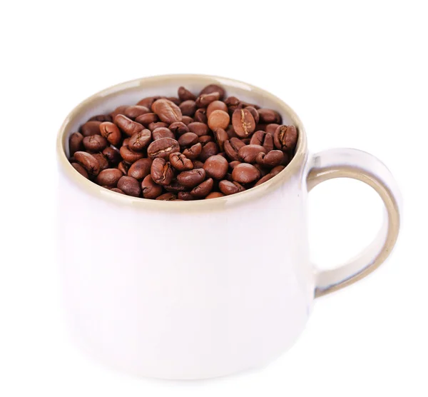 Tasse mit Kaffeekörnern isoliert auf weiß — Stockfoto