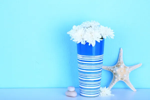 Composizione di oggetti marini su sfondo blu — Foto Stock
