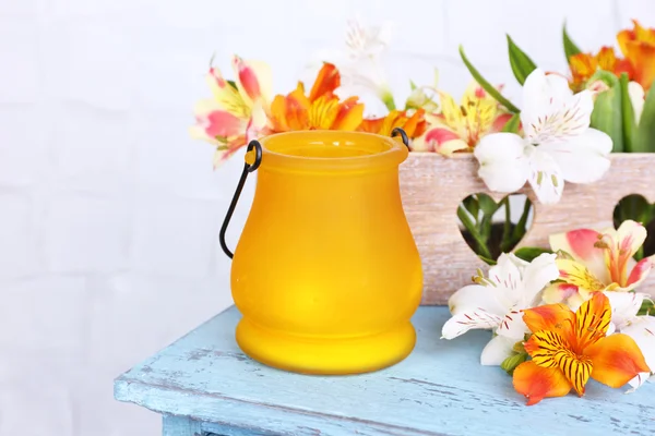 Helle Icon-Lampe mit Blumen auf Holzständer auf hellem Hintergrund — Stockfoto