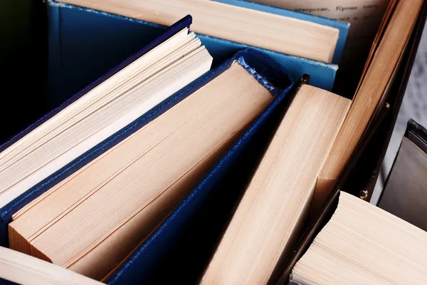 Coloridos libros en tapa dura y en rústica, primer plano — Foto de Stock